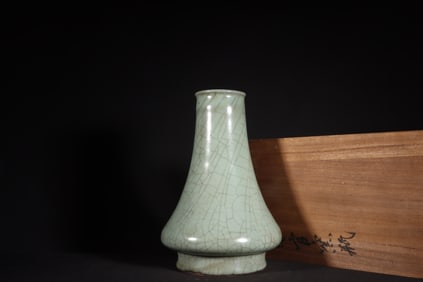 A Exquisite Guan yao Celadon Glazed Vase