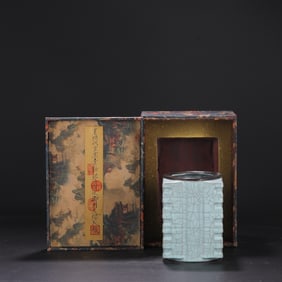 A Exquisite Guan yao Celadon Glzed Vase, with an Imperial Poem by Emperor Qianlong