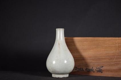 A Exquisite Guan yao Celadon Glazed Vase