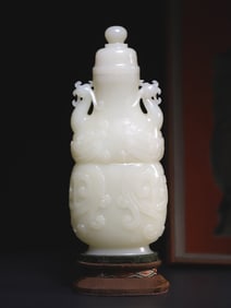 A Rare Hetian Jade Carved Phoenix-patterned Vase