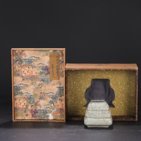 A Exquisite Guan yao Celadon Glzed ice Crackle Pattern Ewer, with an Imperial Poem by Emperor