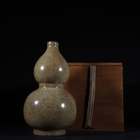 A Exquisite Guan yao Yellow Glazed Ice Crackle Pattern Gourd-Shaped Vase