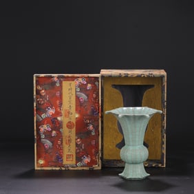 A Exquisite Guan yao Celadon Glzed ice Crackle Pattern Vase