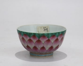 A Exquisite Famille-Rose Flower Pattern Bowl