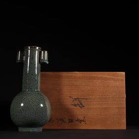 A Exquisite Celadon Glazed Ice Crackle Pattern Double-Ears Vase