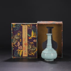 A Exquisite Guan yao Celadon Glzed ice Crackle Pattern Vase, with an Imperial Poem by Emperor