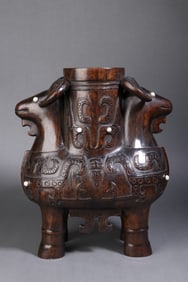 A Exquisite Eaglewood Inlaid Pearl Sheep-Head Vase