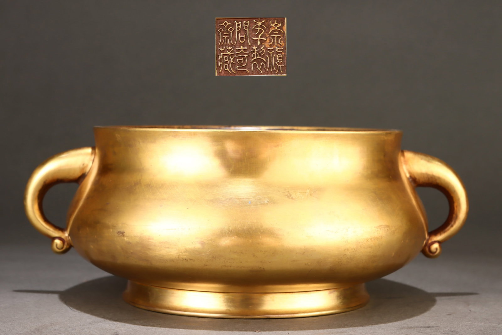 Gilt Red Copper Dragon-Ears Censer: A Rare Gilt Red Copper Dragon-Ears Censer,Ming Dynasty, China,With Mark,Size:6.6in(Caliber)x7.9in(AbdominalDiameter)x3.7in(Height),Weight:3350g 紫铜鎏金蚰龙耳