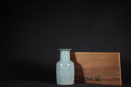 A Exquisite Guan yao Celadon Glazed Vase