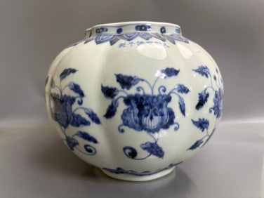 A Exquisite Blue and White Flower Pattern Jar