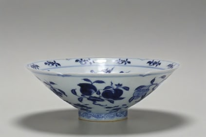 A Exquisite Blue and White Flower Pattern Bowl