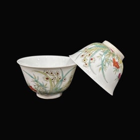 A Exquisite A pair of Famille-Rose Flower Pattern Cups