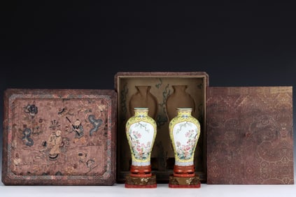 A pair of Famille-Rose Flower Pattern Vases