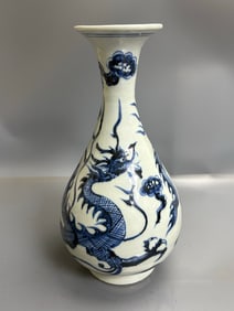 A Exquisite Blue and White Dragon Pattern Vase