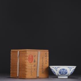 A Exquisite Blue and White Flower Pattern Bowl