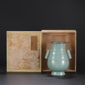 A Exquisite Guan yao Celadon Glzed ice Crackle Pattern Vase