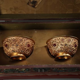 A pair of Rare Coppery High Relief Carved Inlaid Gem Gilded Bowls