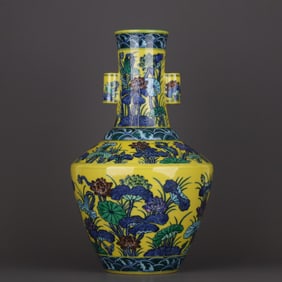 A Exquisite Yellow Glazed Blue and White Flower Pattern Vase