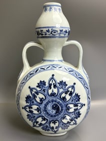 A Exquisite Blue and White Flower Pattern Gourd-Shaped Vase