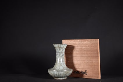 A Exquisite Guan yao Celadon Glazed Flower Vase