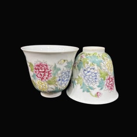 A Exquisite A pair of Famille-Rose Flower Pattern Cups