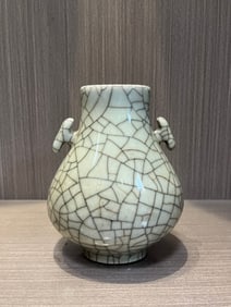 A Exquisite Ge yao Ice Crackle Pattern Double-Ears Vase