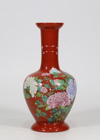 A Exquisite Famille-Rose Flower Pattern Vase