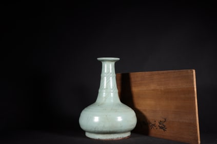 A Exquisite Guan yao Celadon Glazed String Pattern Vase