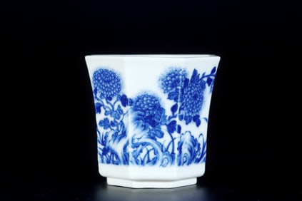 A Exquisite Blue and White Flower Pattern Cup