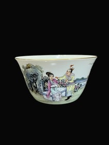 A Exquisite Famille-Rose Gilt Figures Pattern Cup