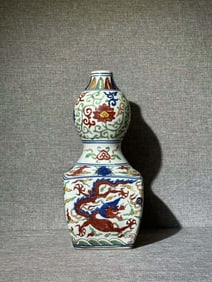 A Exquisite Wucai Dragon Pattern Gourd-Shaped Vase