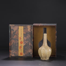 A Exquisite Ge yao Rice Yellow Glazed ice Crackle Pattern Vase, with an Imperial Poem by Emperor