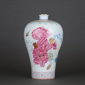 A Exquisite Famille-Rose Painted Gold Lion Pattern Vase