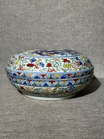 A Exquisite Wucai Dragon Pattern Lidded Box