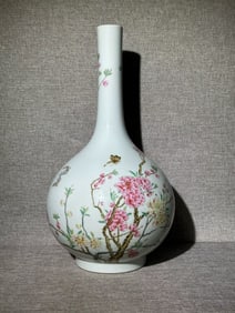 A Exquisite Famille-Rose Butterfly Flower Pattern Vase