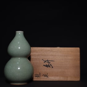 A Exquisite Longquan yao Celadon Glazed Ice Crackle Pattern Gourd-Shaped Vase