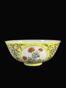 A Exquisite Famille-Rose Flower Pattern Bowl