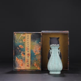 A Exquisite Guan yao Celadon Glzed ice Crackle Pattern Vase, with an Imperial Poem by Emperor