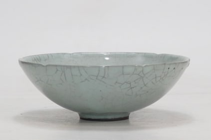 A Exquisite Guan yao Ice Crackle Pattern Bowl