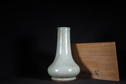 A Exquisite Guan yao Celadon Glazed Vase