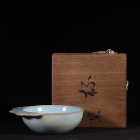 A Exquisite Ru yao Sky Blue Glazed Ice Crackle Pattern Cup