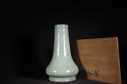 A Exquisite Guan yao Celadon Glazed Vase