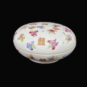 A Exquisite Famille-Rose Butterfly Pattern Box