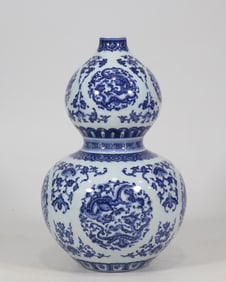 A Exquisite Blue and White Dragon Pattern Gourd-Shaped Vase