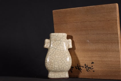 A Exquisite Ge yao Cream Glazed Double-Ears Vase