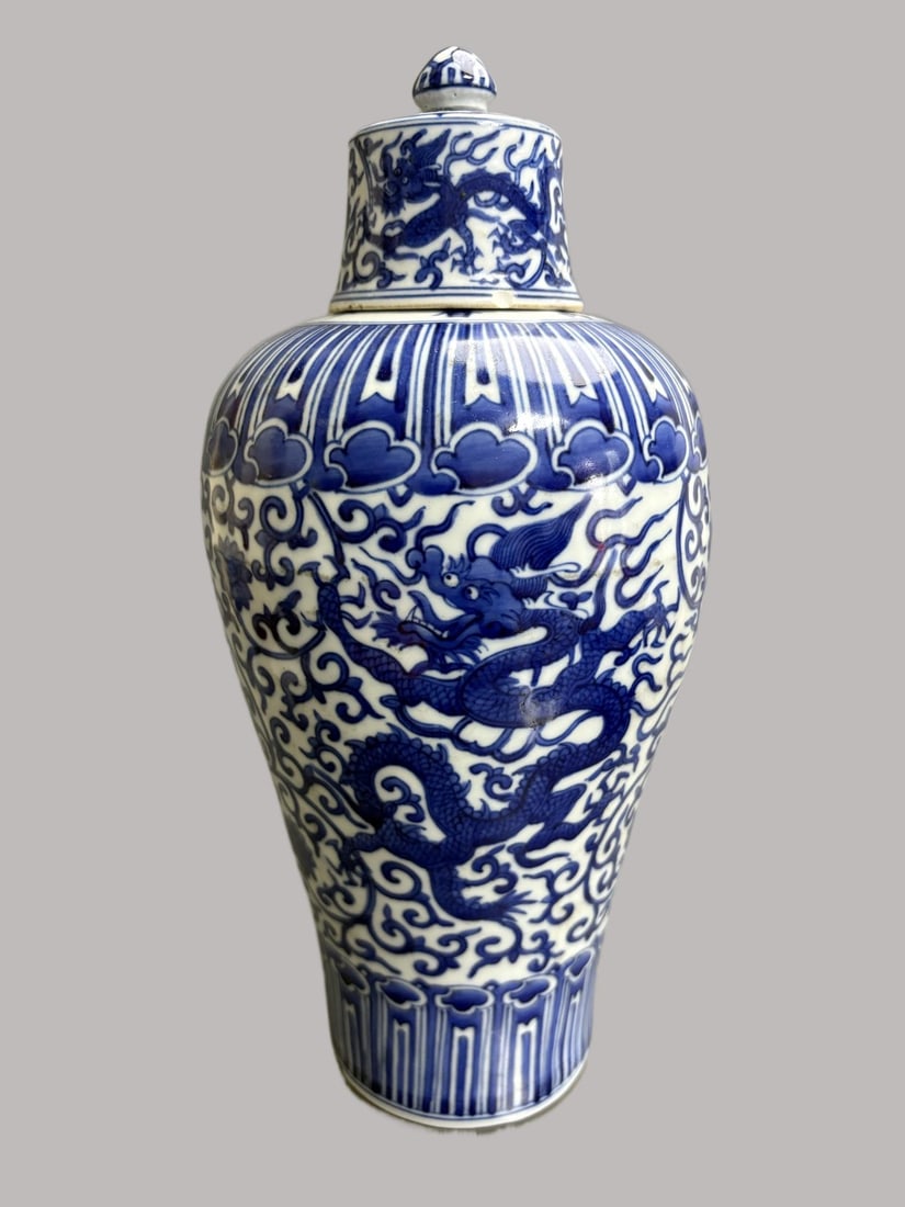 A Exquisite Blue and White Dragon Pattern Vase (1 of 10)