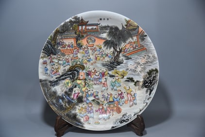 A Exquisite Famille-Rose Figures Pattern Plate