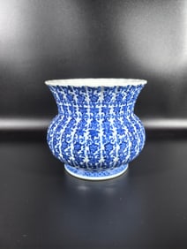 A Exquisite Blue and White Flower Pattern Vase