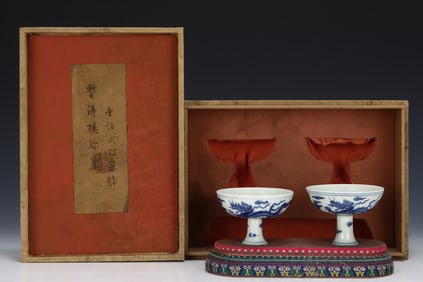 A pair of Blue and White Dragon Pattern Cups