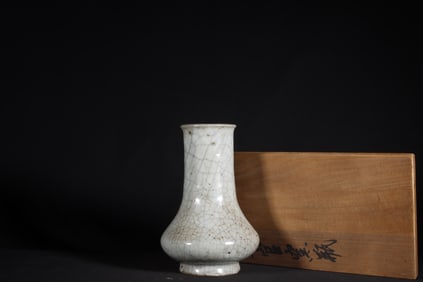 A Exquisite Ge yao White Glazed Vase